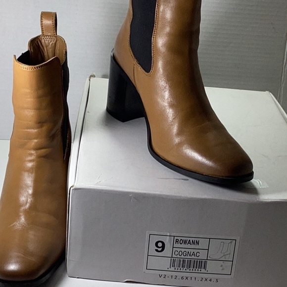 Journee Signature Rowann Chelsea Boot - Picture 11 of 12